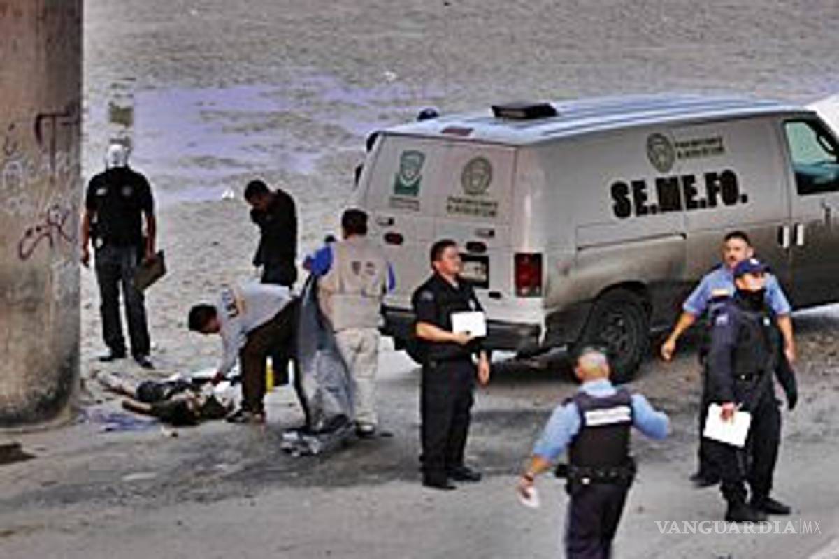 Agente le disparó directo al menor: matrimonio de EU