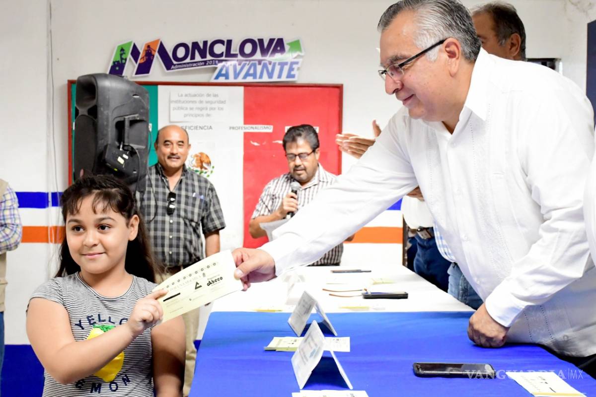 Empresarios de Monclova apoyan con útiles escolares a hijos de policías