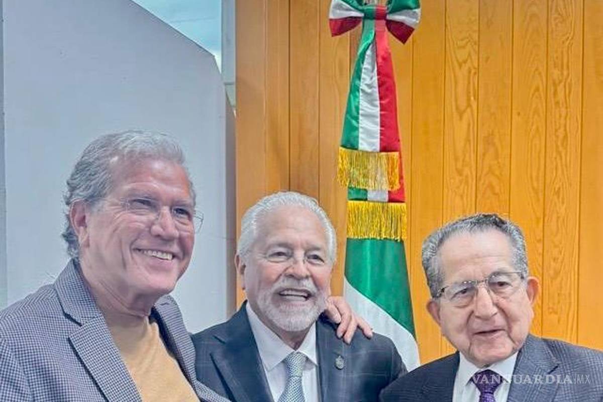 $!De derecha a izquierda, Benjamín Limón Rodríguez, presidente de la Junta de Gobierno de la UANL, Leopoldo Espinosa Benavides, galardonado por la CEDH, y Plácido Garza, director de Grupo DETONA