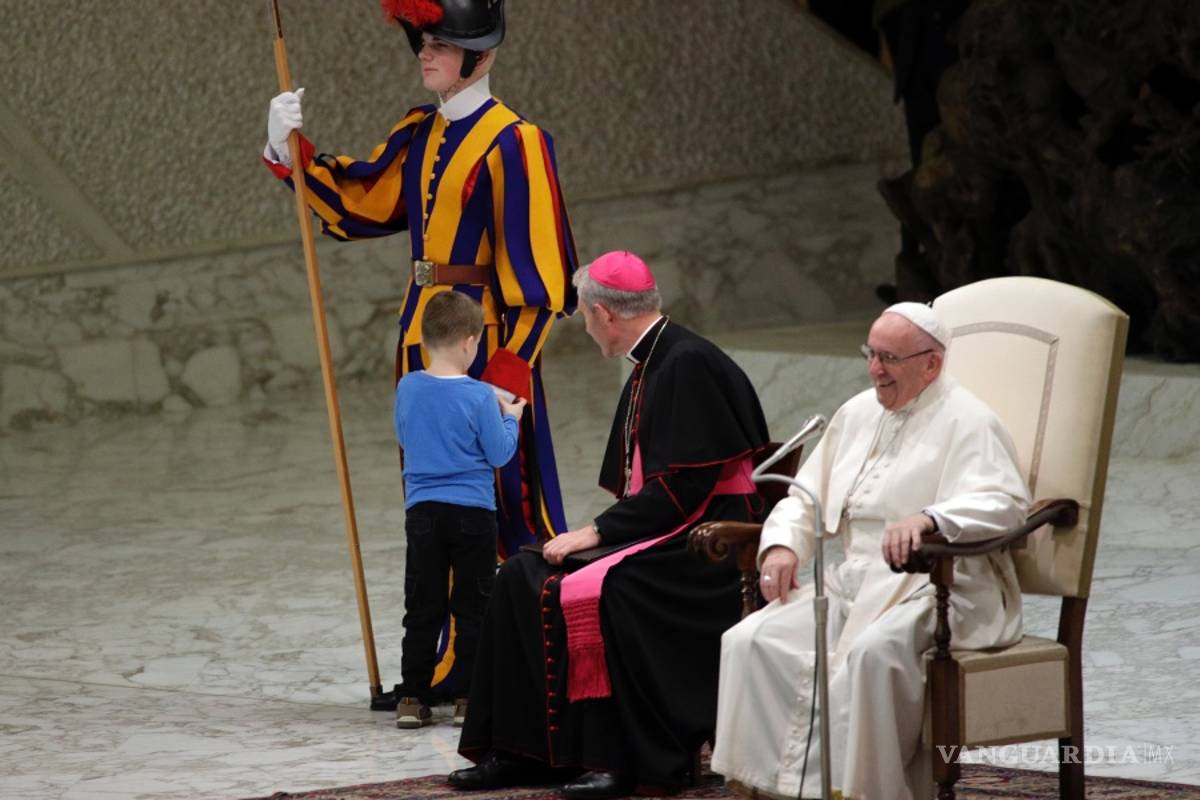 Cuando la inocencia de un niño toma el control del Vaticano (fotogalería)