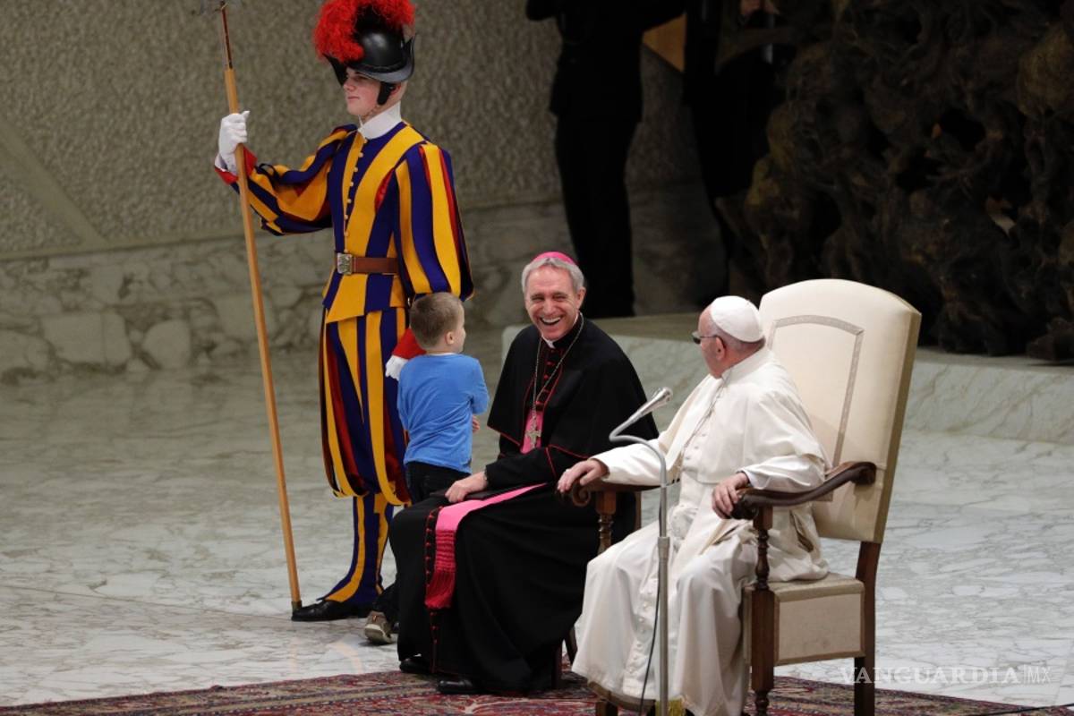Un niño autista da la catequesis en la audiencia general del Papa Francisco