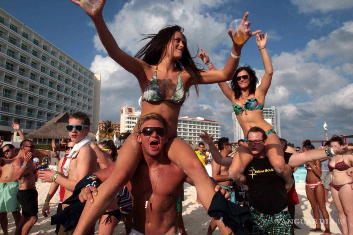 "¡Construyan el muro!" gritan 'spring breakers' en Cancún