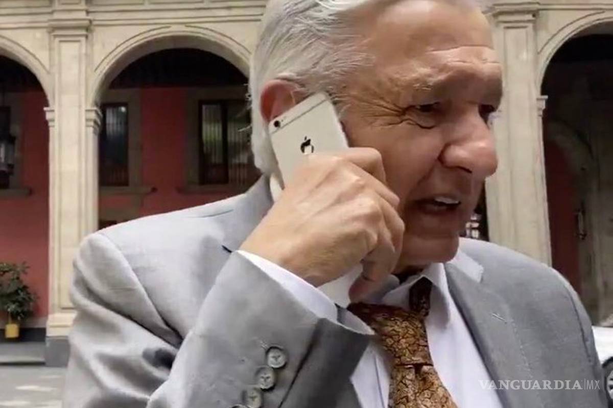 AMLO y su esposa usan aparatos Apple... y las críticas estallan