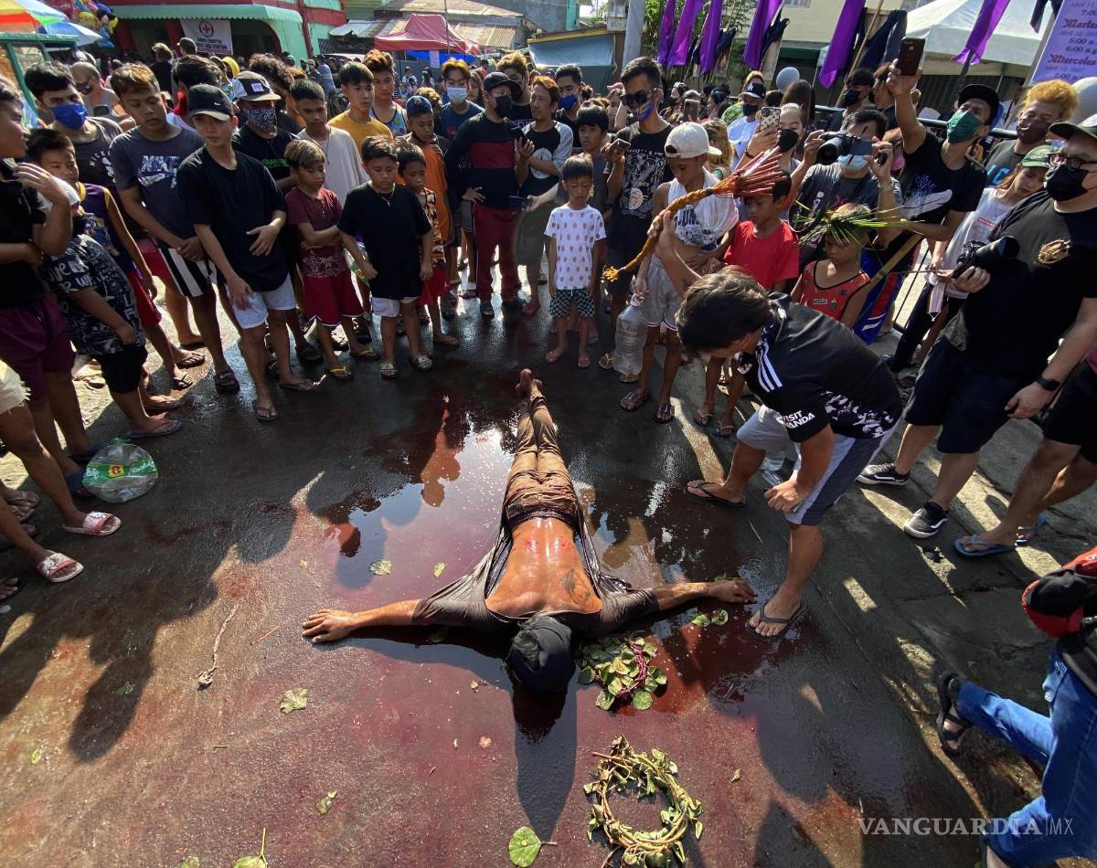 $!Un penitente católico filipino yace en el suelo para ser azotado, para conmemorar el Viernes Santo en Rosario, provincia de Cavite, Filipinas.