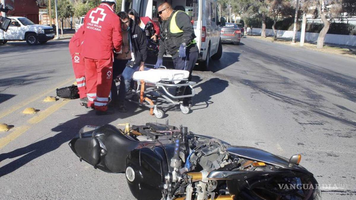 Auto no respeta alto y embiste a motociclista, en el centro de Saltillo