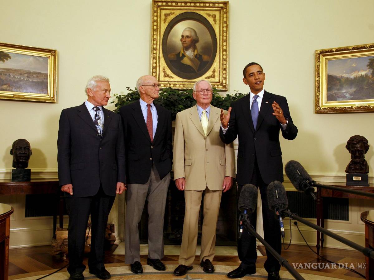 $!La tripulación del Apolo 11, Buzz Aldrin, Michael Collins y Neil Armstrong, junto al presidente de los Estados Unidos, Barack Obama en la Casa Blanca en 2009.