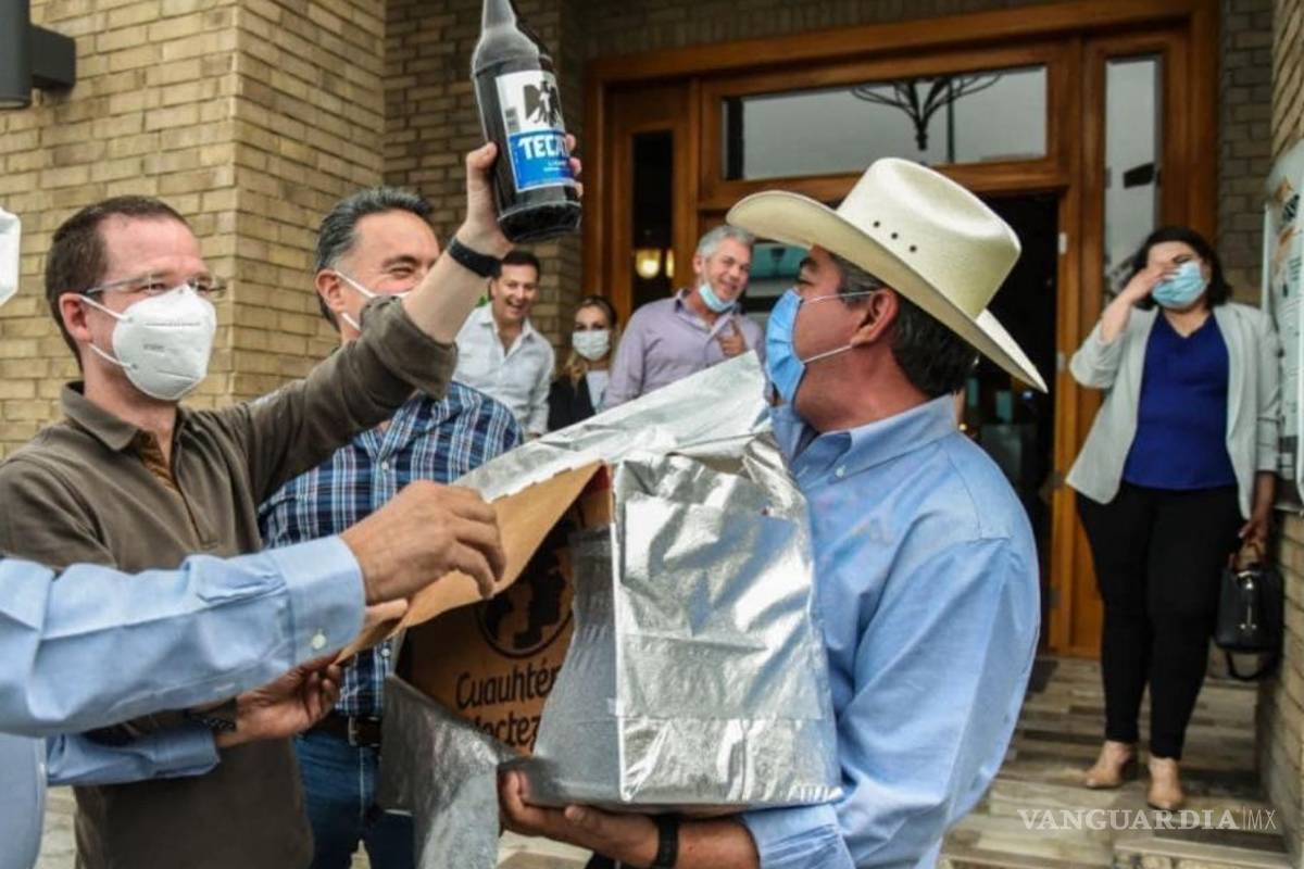 Alfredo Paredes regala cartón de caguamas a Ricardo Anaya