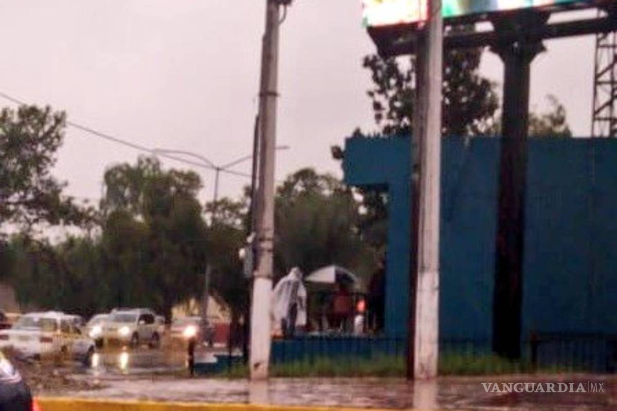 A pesar de la lluvia, afición de Saraperos hace fila en el Madero