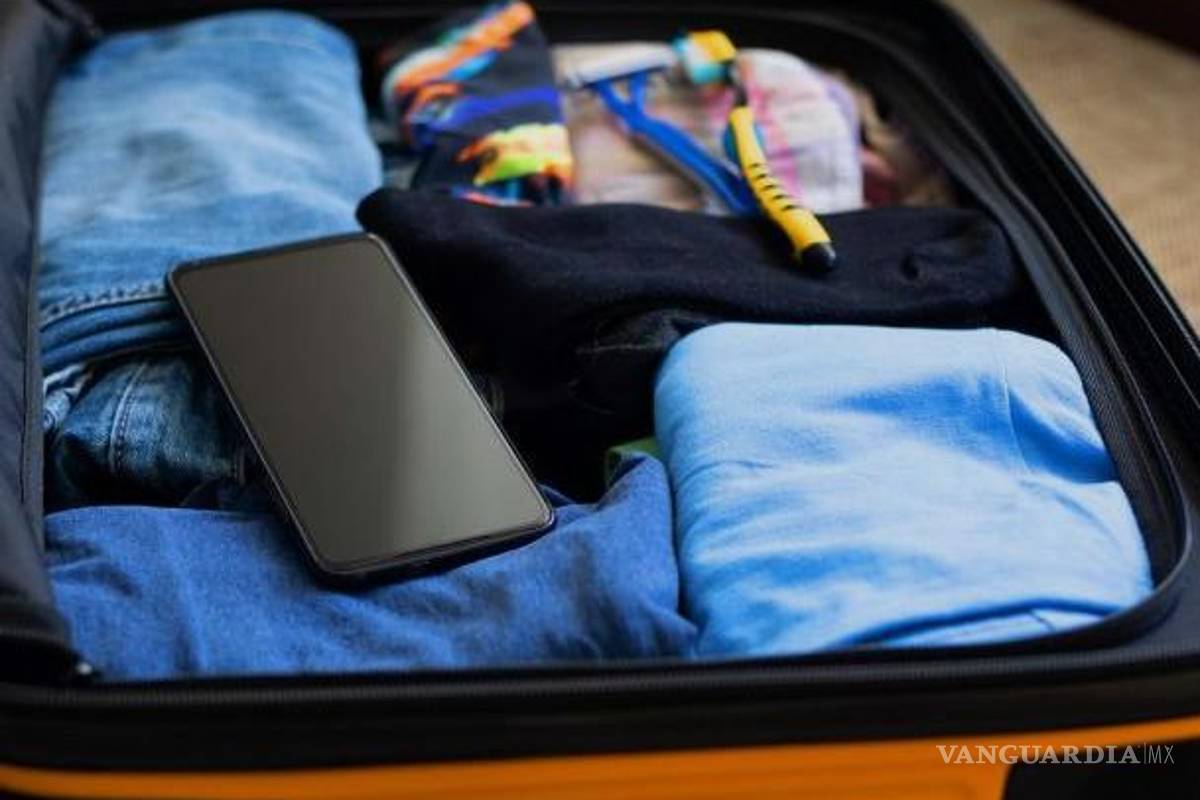 ¡Cuidado! Así abren y roban empleados de empresas privadas tus maletas en el AICM