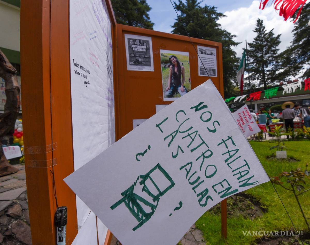 $!TOLUCA, ESTADO DE MÉXICO, 17 SEPTIEMBRE 2026.- Estudiantes de la Facultad de Ciencias Políticas y Sociales de la UAEMÉX realizaron un homenaje para Claudia Tacoronte, una estudiante española que participaba en un programa de intercambio en la Universidad Autónoma del Estado de Morelos. Claudia fue asesinada recientemente, y los estudiantes de la UAEMÉX se unieron a sus compañeros de Morelos para exigir justicia por su muerte. Además, colocaron mensajes y veladoras para recordar a Claudia y a tres estudiantes más que también fueron asesinadas en 2026.