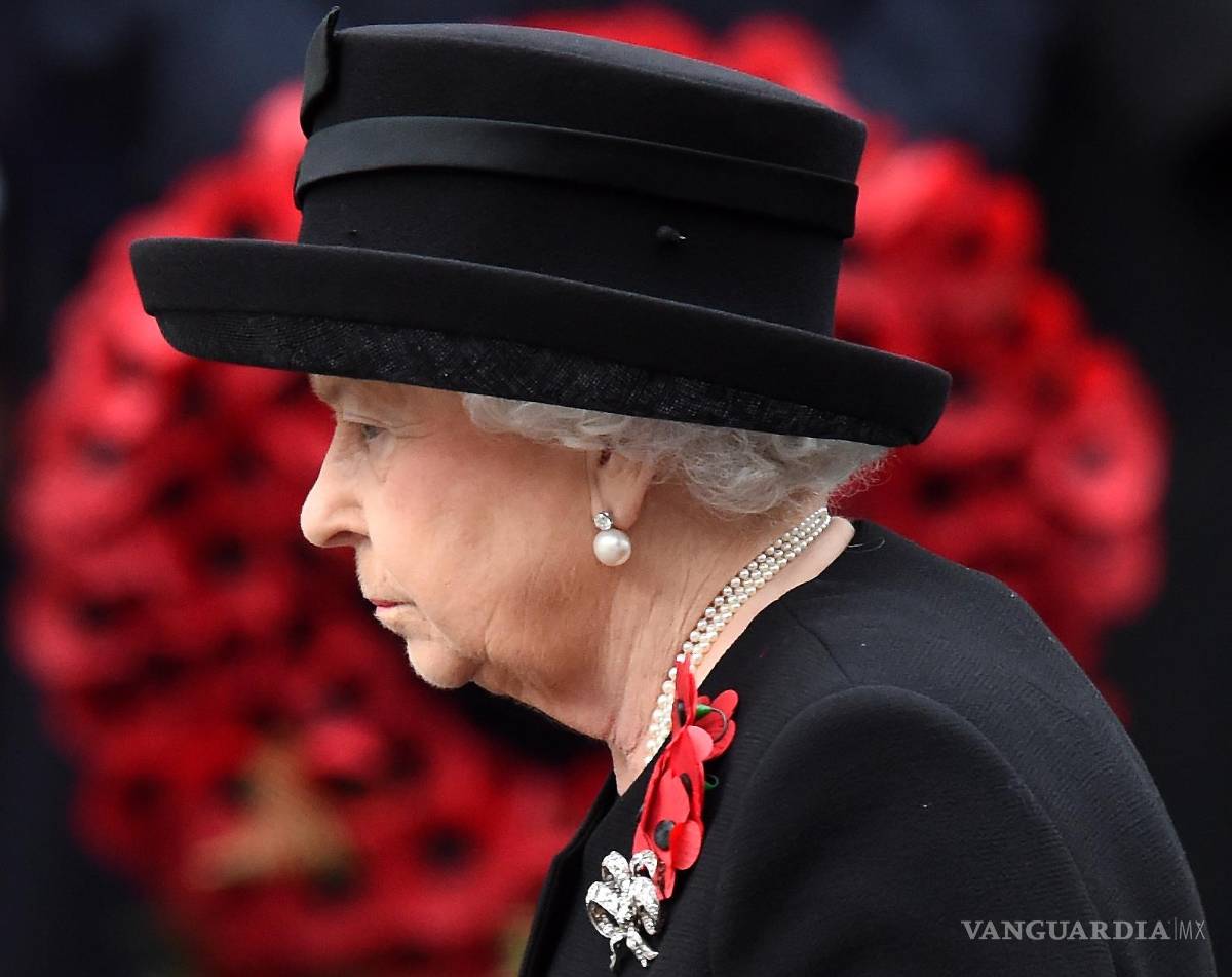 $!La reina Isabel II de Gran Bretaña durante la ceremonia del Domingo del Recuerdo en el Cenotafio de Londres, Gran Bretaña, el 8 de noviembre de 2015.