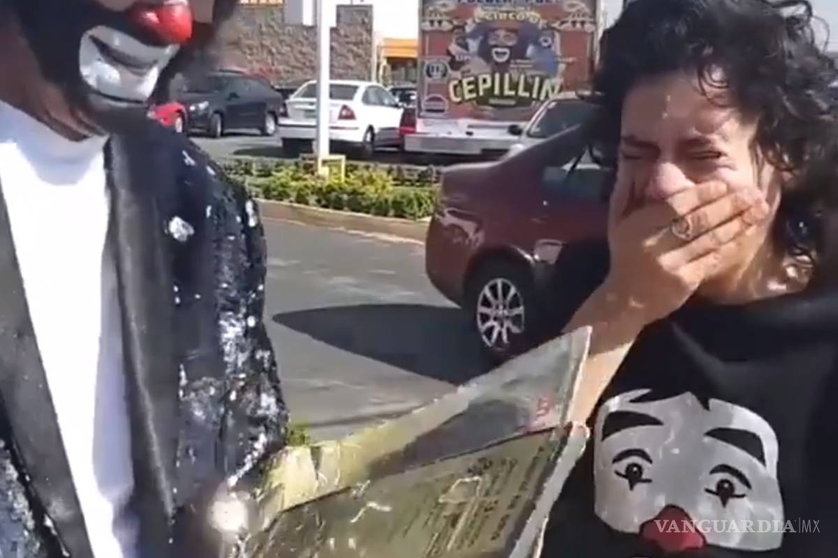 Fan se emociona hasta las lágrimas al ver a Cepillín en Puebla