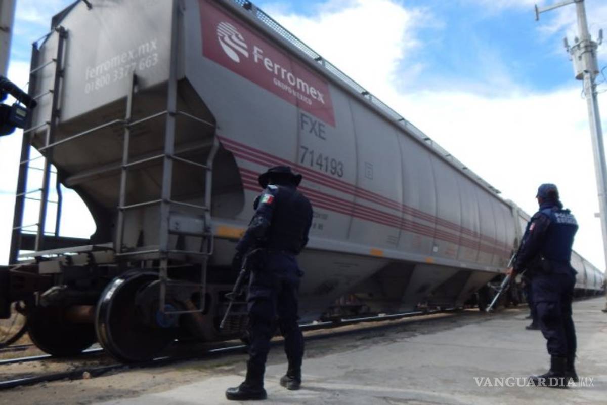 Policías evitan saqueo a un tren en Puebla