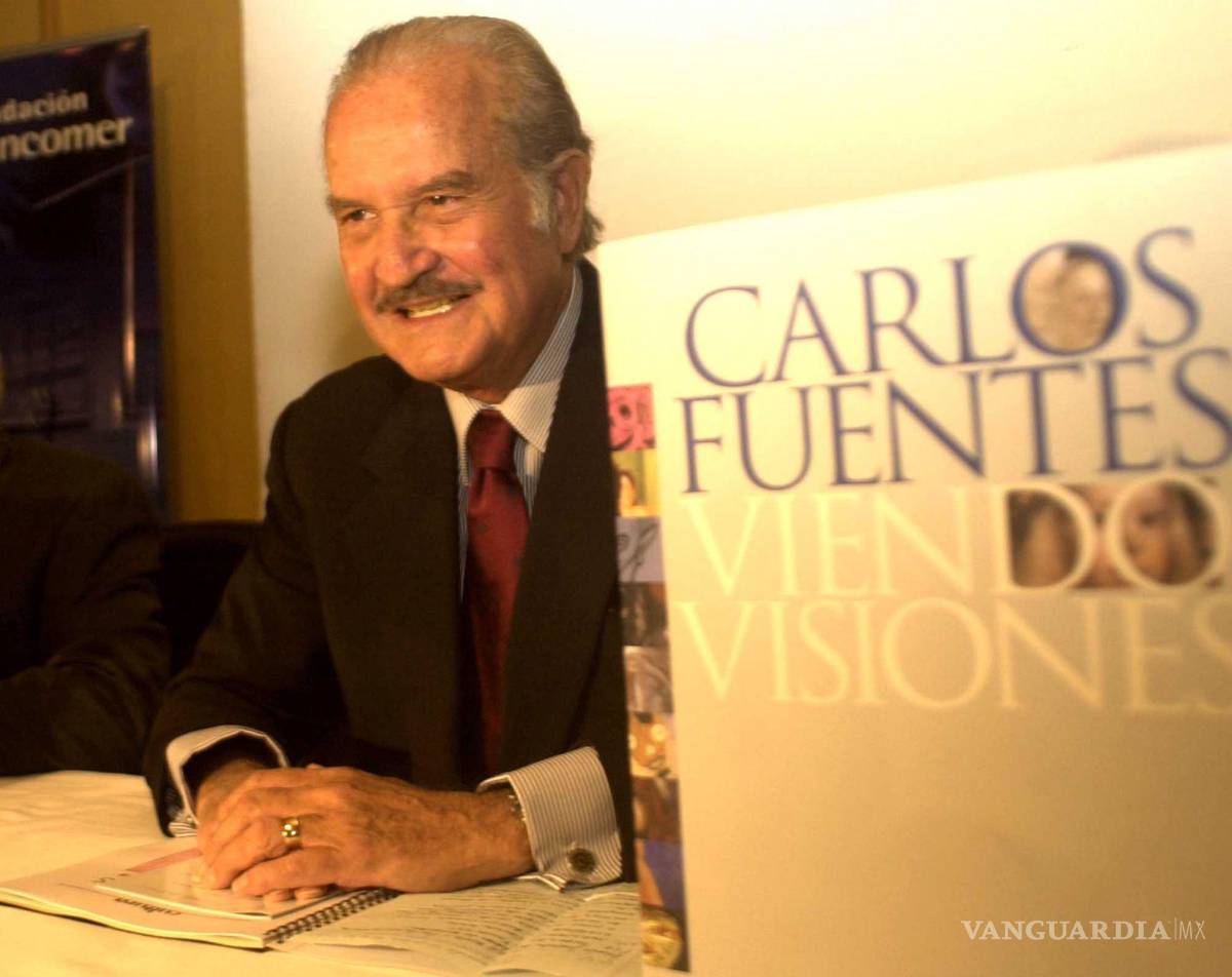 $!Imagen del 16de febrero de 2004. Carlos Fuentes a su llegada a la presentación del libro Viendo Visiones.