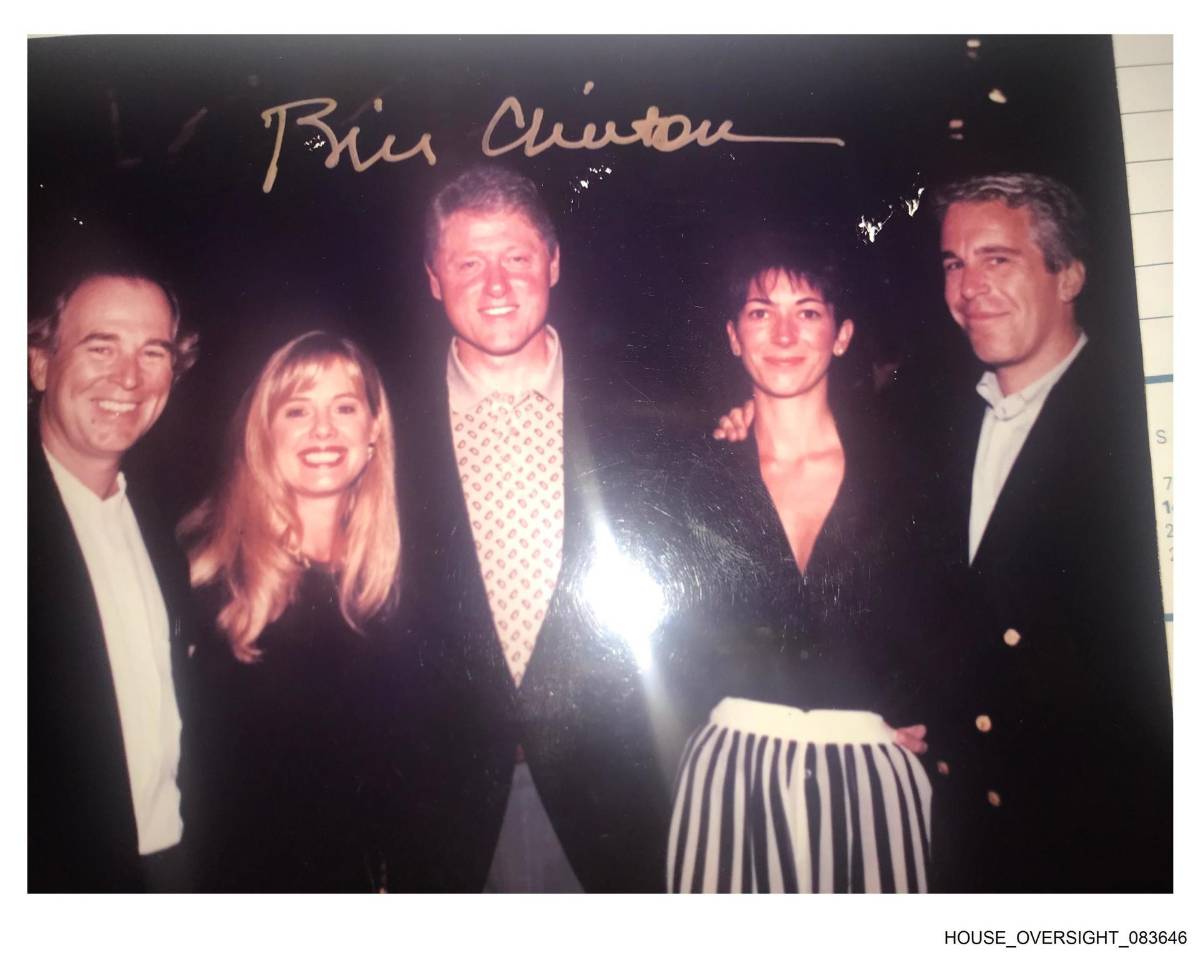 $!Fotografía sin fecha específica donde aparece Jeffrey Epstein (d), Ghislaine Maxwell (2d) y el expresidente Bill Clinton (c).