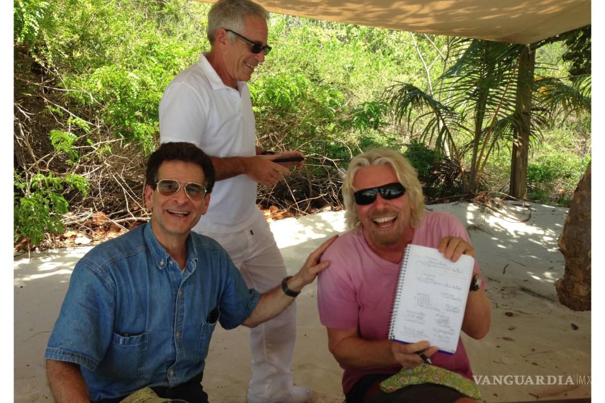 $!Esta foto sin fecha publicada por los demócratas del Comité de Supervisión de la Cámara de Representantes muestra a Dean Kamen, a la izquierda, Jeffrey Epstein, al centro, y Richard Branson.