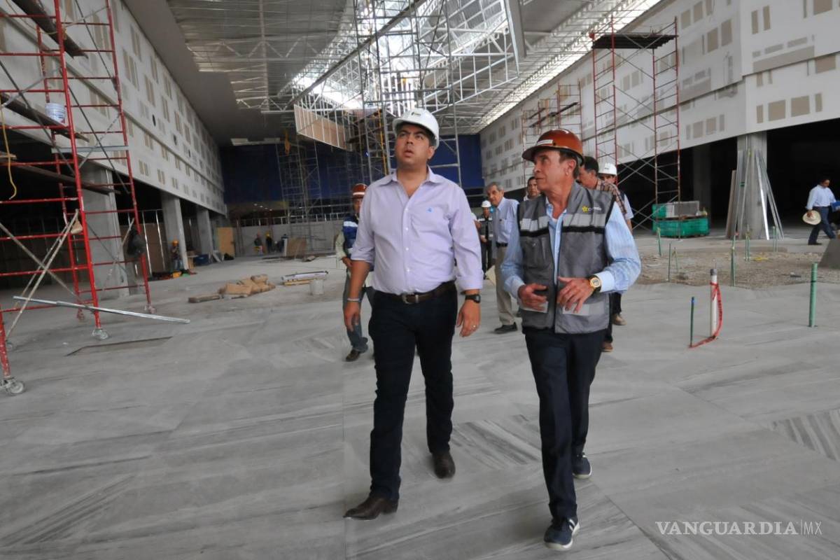 Dueño de Cinépolis y autoridades realizan recorrido por la construcción del centro comercial Paseo Monclova