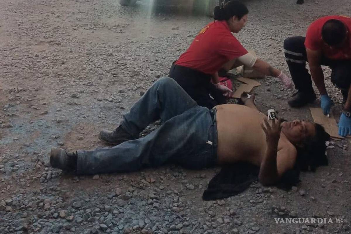 Adulto mayor sufre quemaduras al explotarle un acumulador de su tráiler, en Arteaga