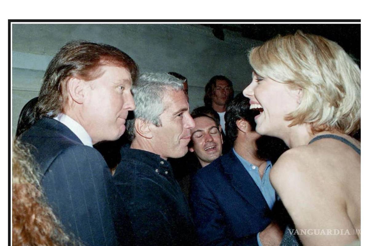 $!Fotografía publicada por los demócratas del Comité de Supervisión de la Cámara Baja de Donald Trump (i), hablando con una mujer junto a Jeffrey Epstein.