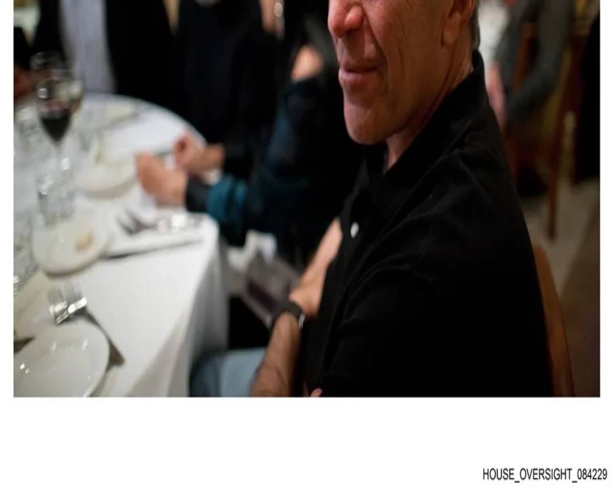 $!Fotografía publicada por los demócratas del Comité de Supervisión de la Cámara Baja (Oversight Dems) donde aparece Jeffrey Epstein durante una cena.