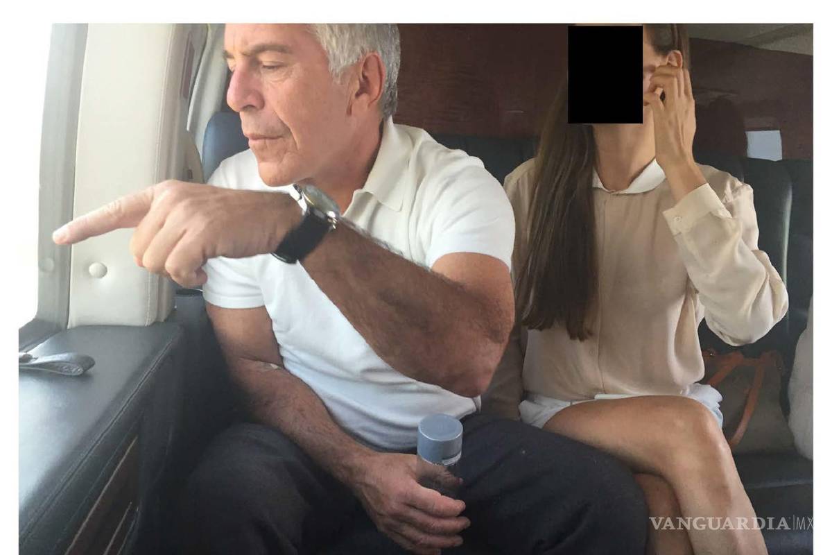 $!Fotografía publicada por los demócratas del Comité de Supervisión de la Cámara Baja, de muestra a Jeffrey Epstein (i) con una mujer no identificada en un avión.
