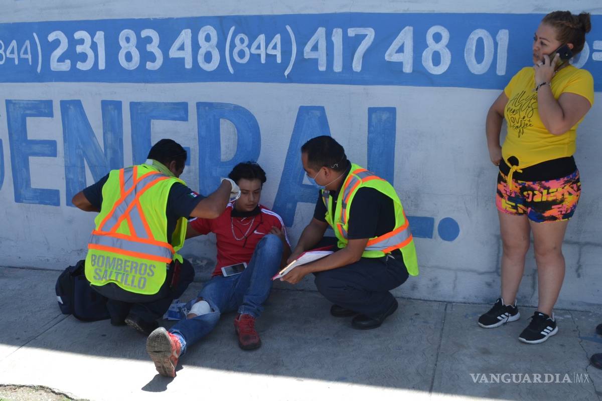 Motociclista pierde el control en bulevar de Saltillo; sale golpeado