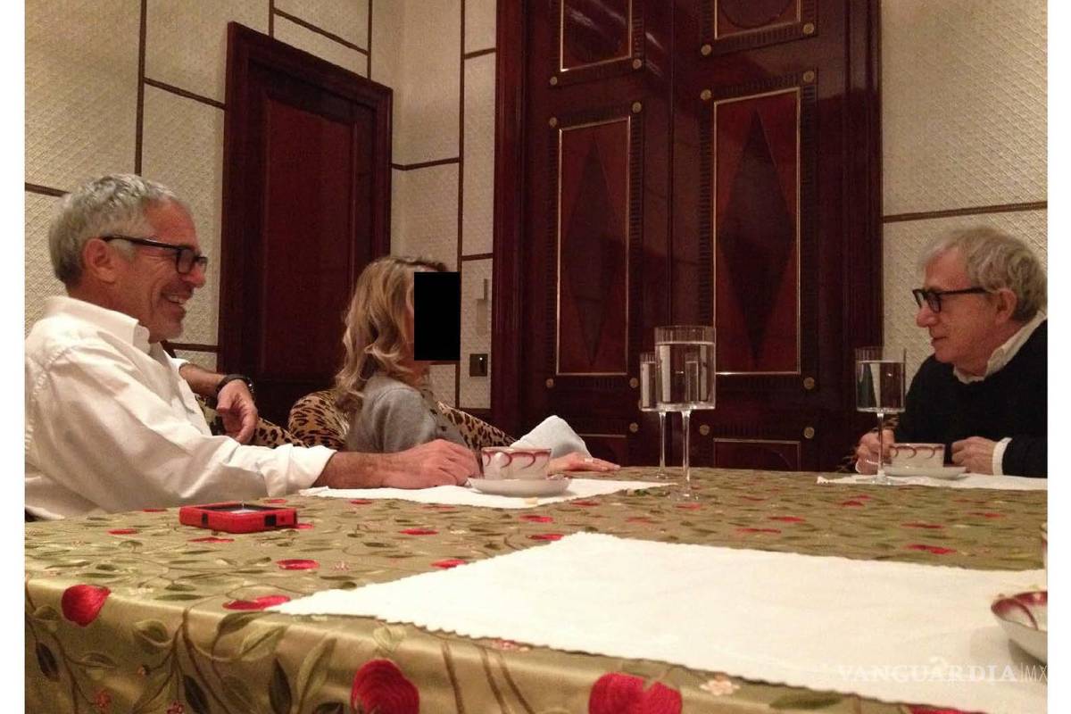 $!Fotografía sin fecha específica donde aparece Jeffrey Epstein (i) hablando con el director de cine Woody Allen (d).
