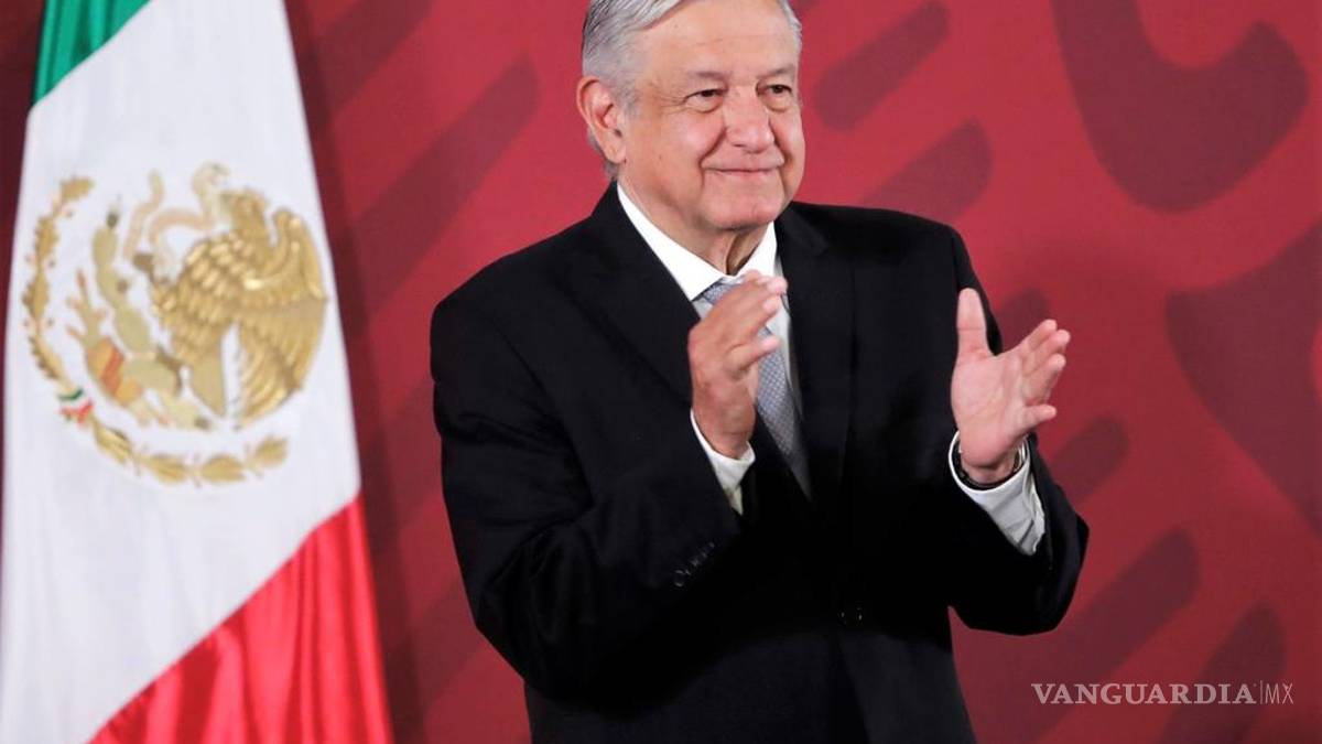 AMLO firma decreto para celebrar el 'Día de las médicas y los médicos'