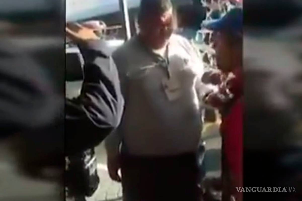 Vecinos impiden que inspector le quite su mercancía a humilde vendedor (video)