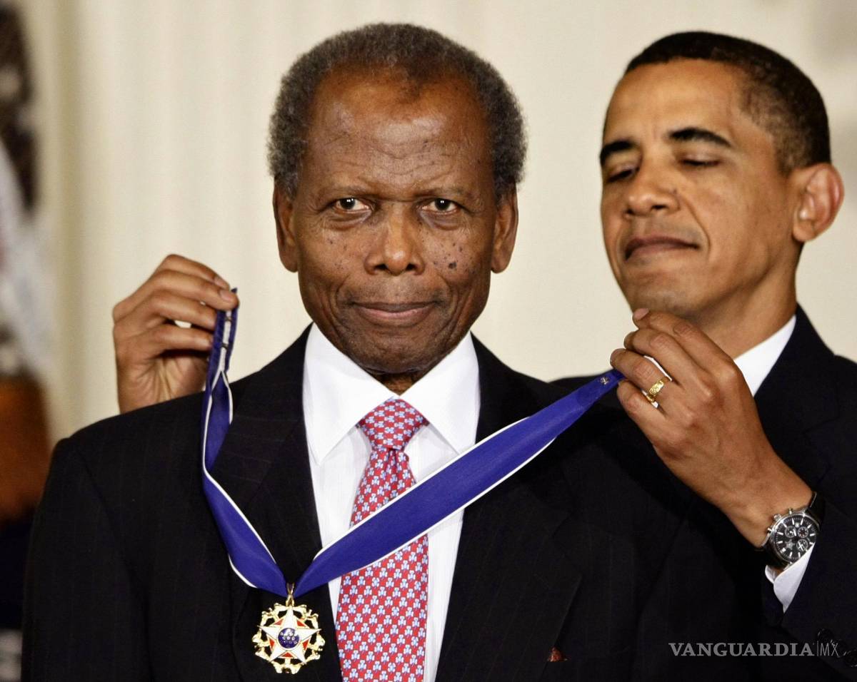 $!El presidente Barack Obama le coloca la Medalla Presidencial de la Libertad al actor Sidney Poitier en una ceremonia en la Sala Este de la Casa Blanca.
