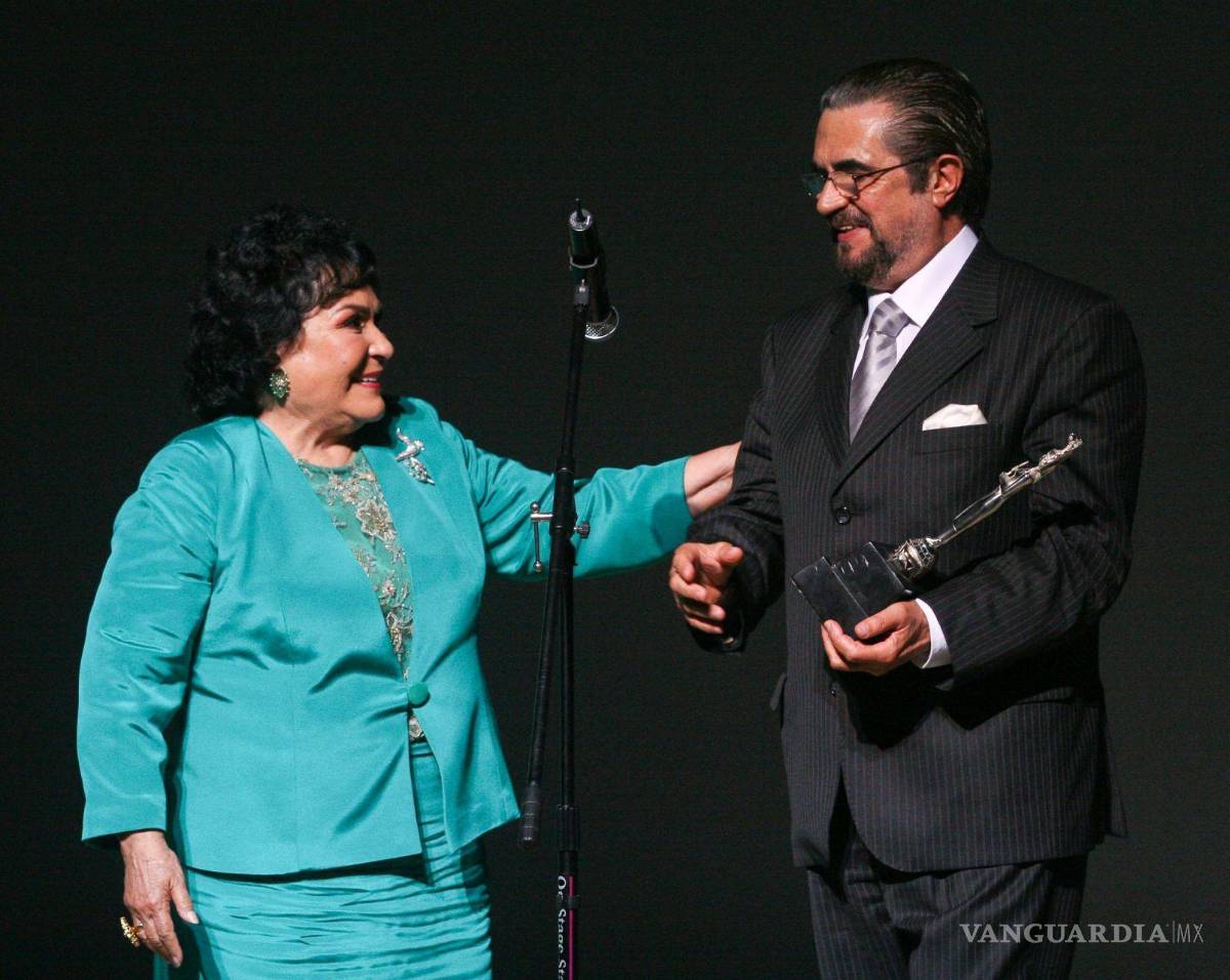 $!22 de julio de 2009. Carmen Salinas entregó una Diosa de Plata que lleva su nombre al cómico Manuel “Flaco” Ibañez. Cuartoscuro/Isaac Esquivel