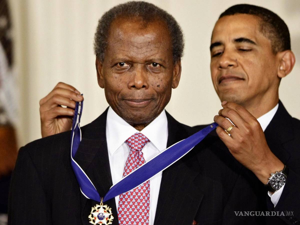 $!El presidente Barack Obama le coloca la Medalla Presidencial de la Libertad al actor Sidney Poitier en una ceremonia en la Sala Este de la Casa Blanca.