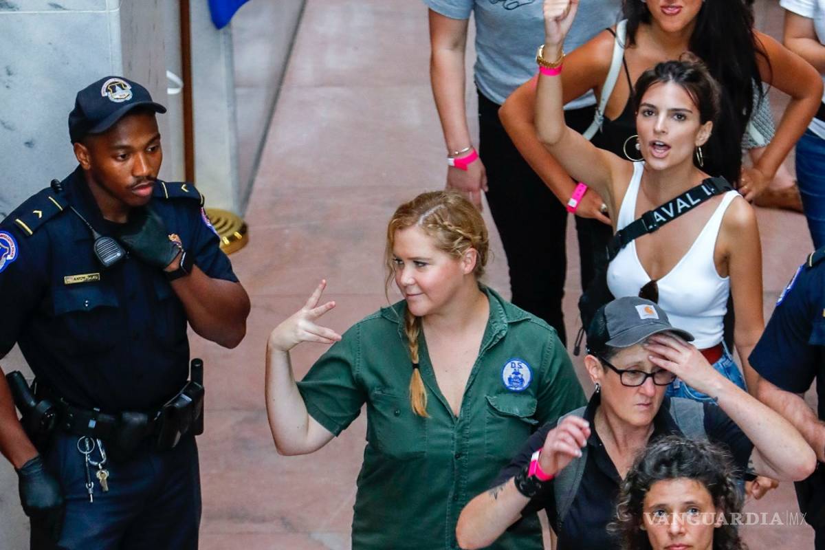 Amy Schumer y Emily Ratajkowski son detenidas mientras protestaban contra Kavanaugh