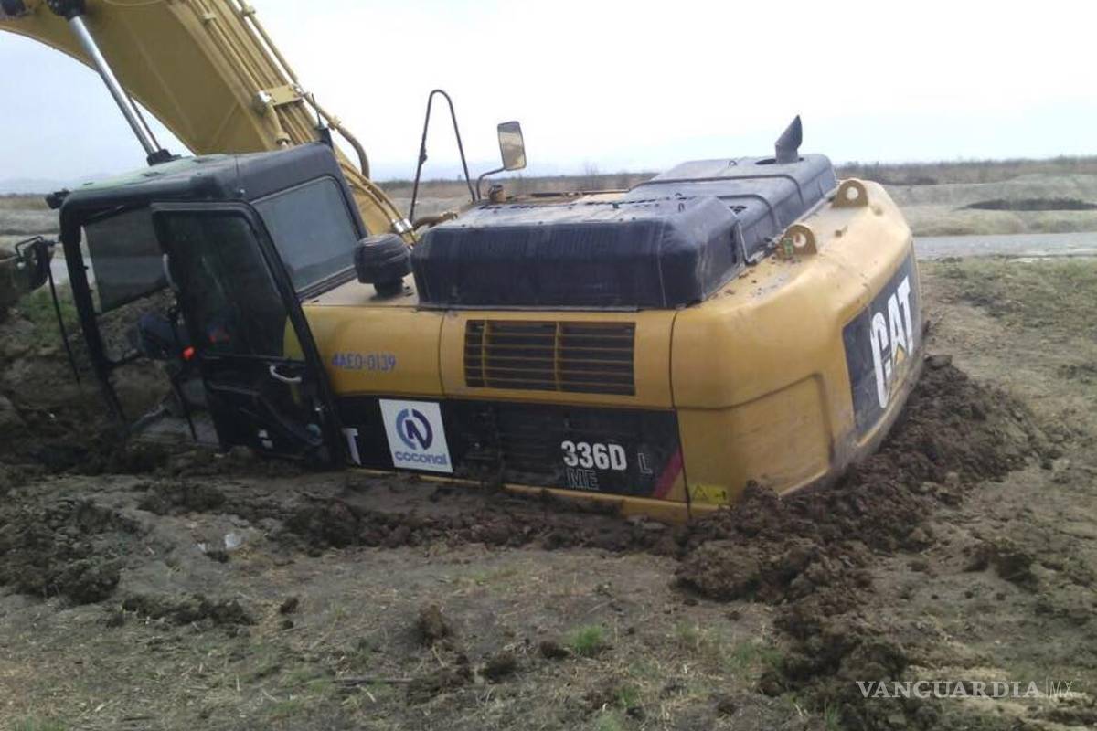 Se viraliza imagen de excavadora hundida en terrenos del NAIM