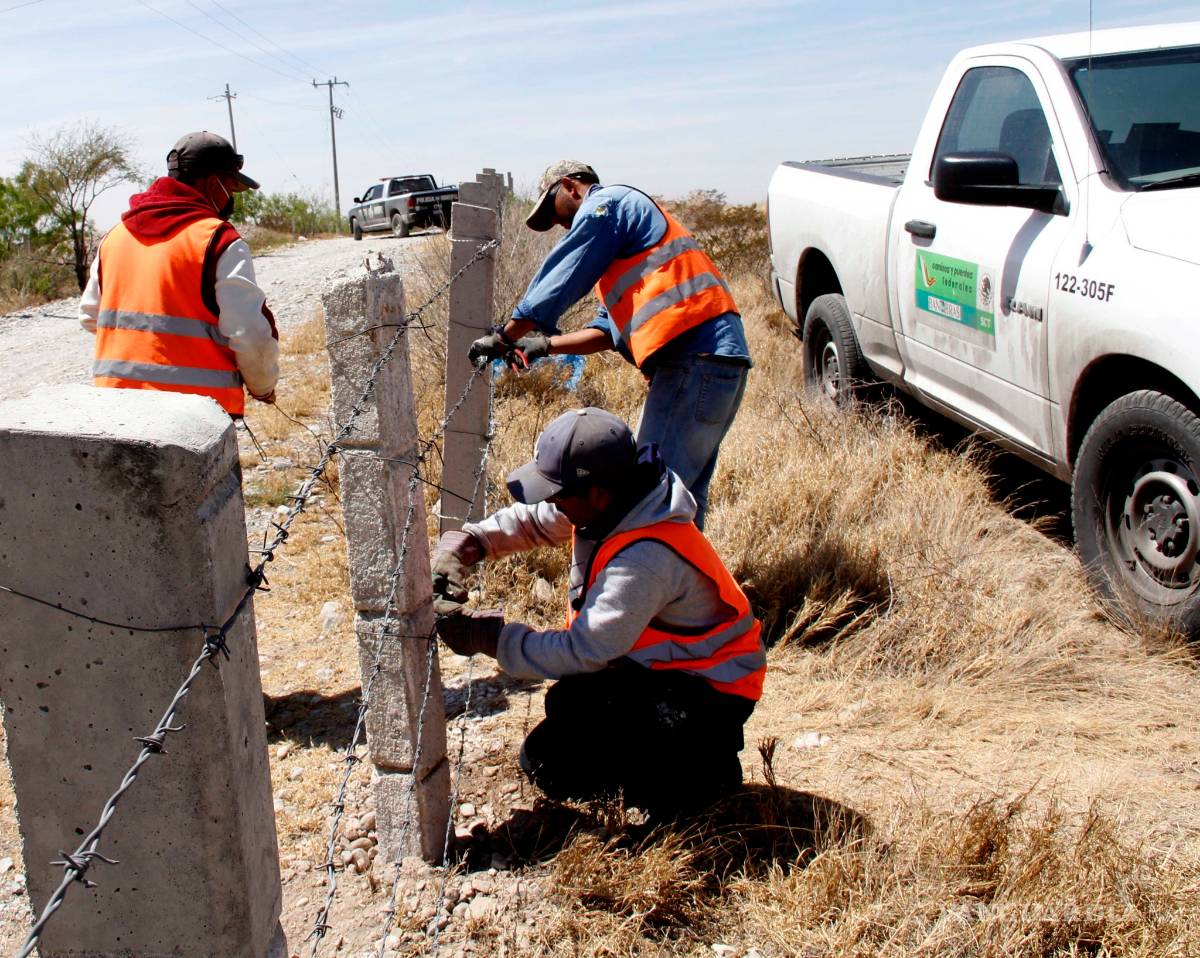 $!Burlan retenes con tal de llegar a la sierra de Arteaga y hasta dañan cercas