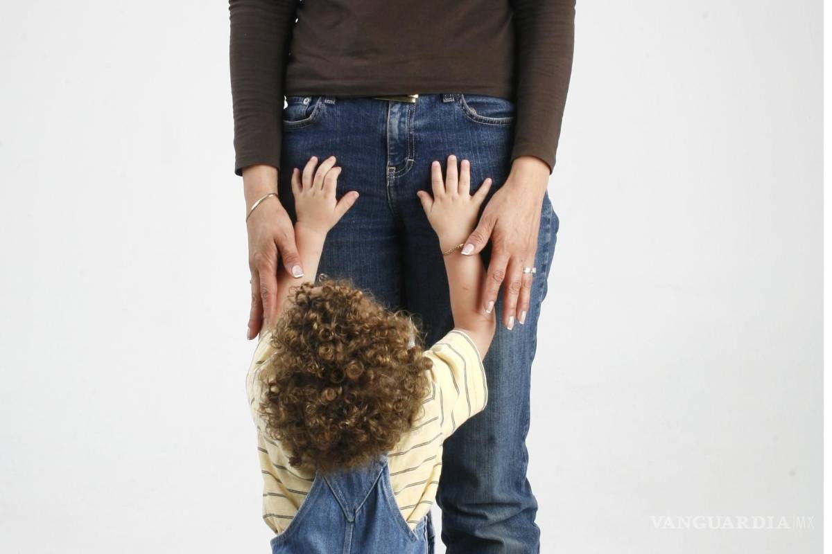 Cae fecundidad en México; hay más solteros