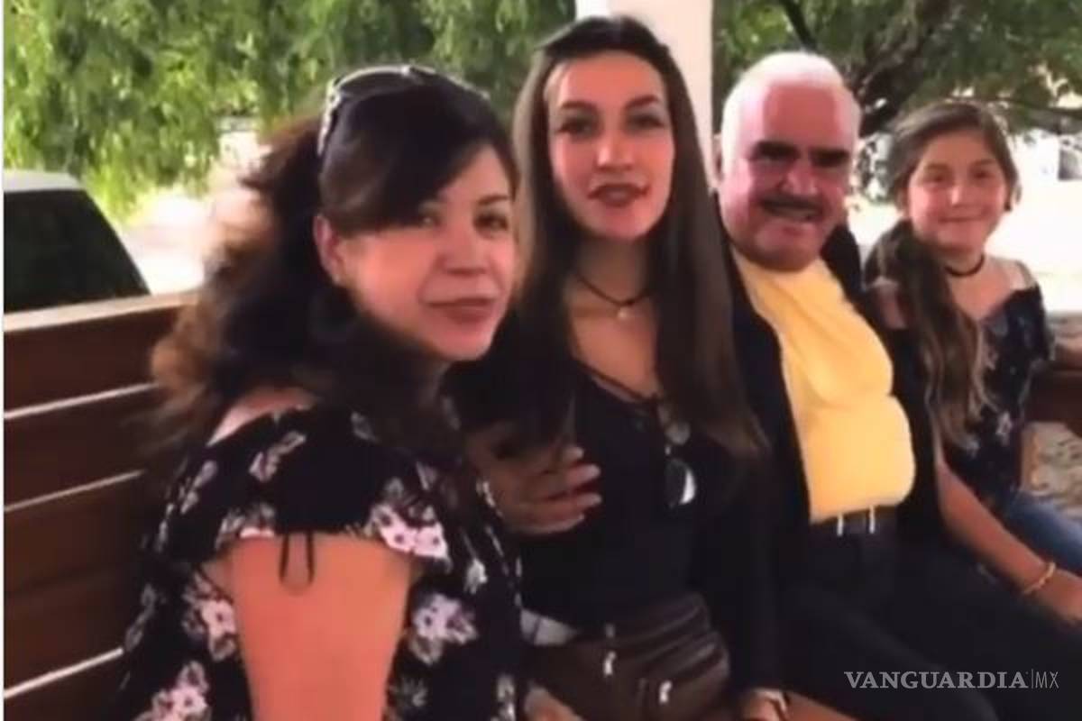 Captan a Vicente Fernández toqueteando a una joven
