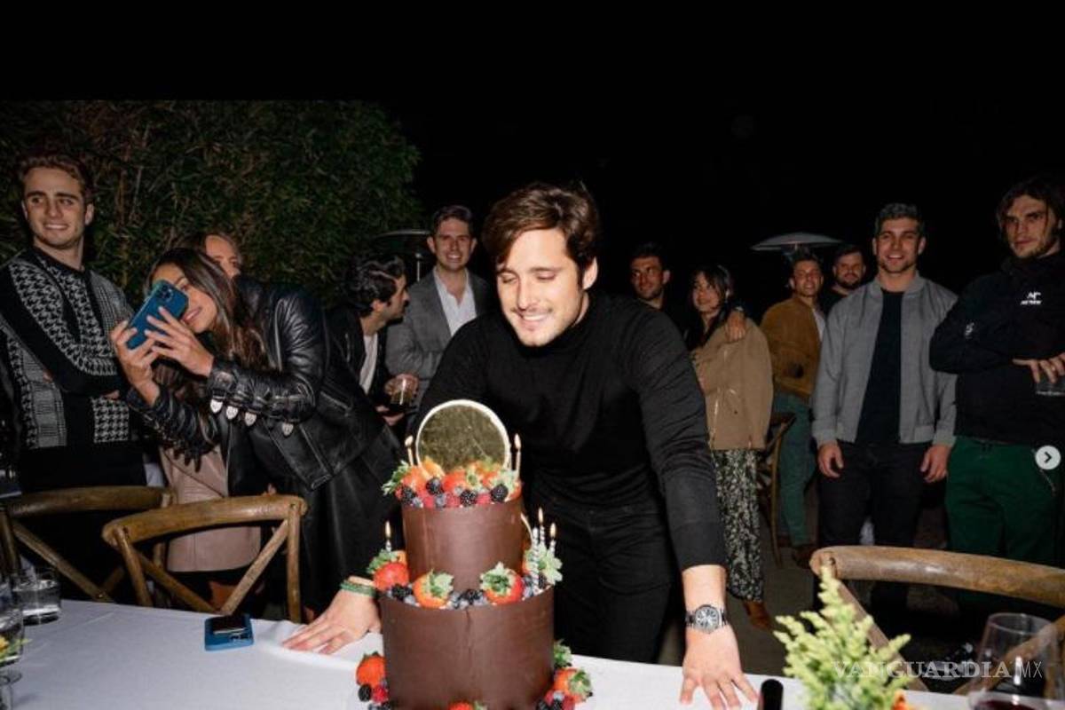$!En esta foto Diego mostró su pastel de cumpleaños.