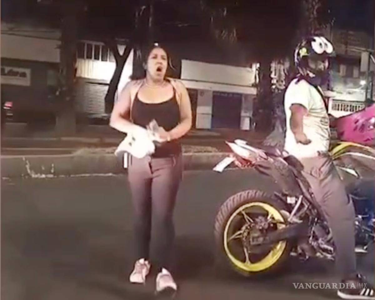 $!Mujer insultó y agredió a policías; uniformada la sometió con jalón de cabellos