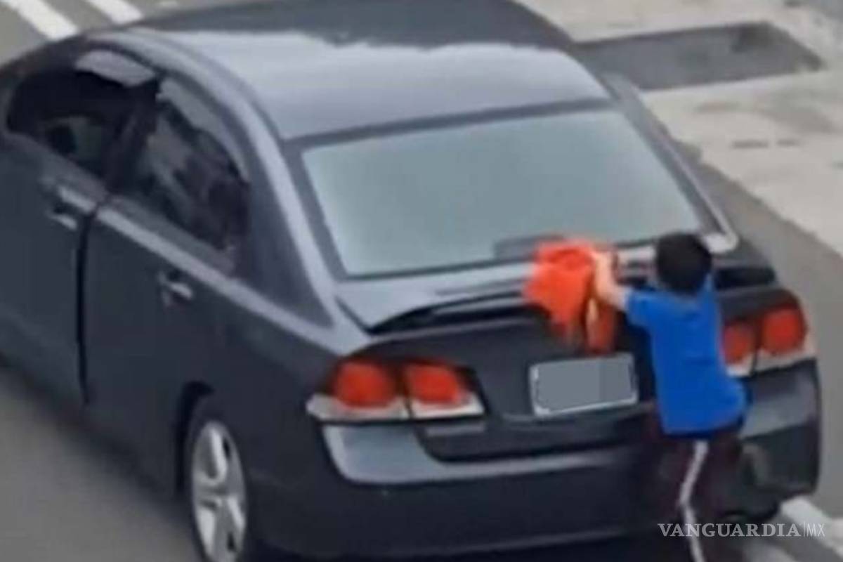 Niño cuelga de automóvil por castigo de su madre en Taiwán (video)