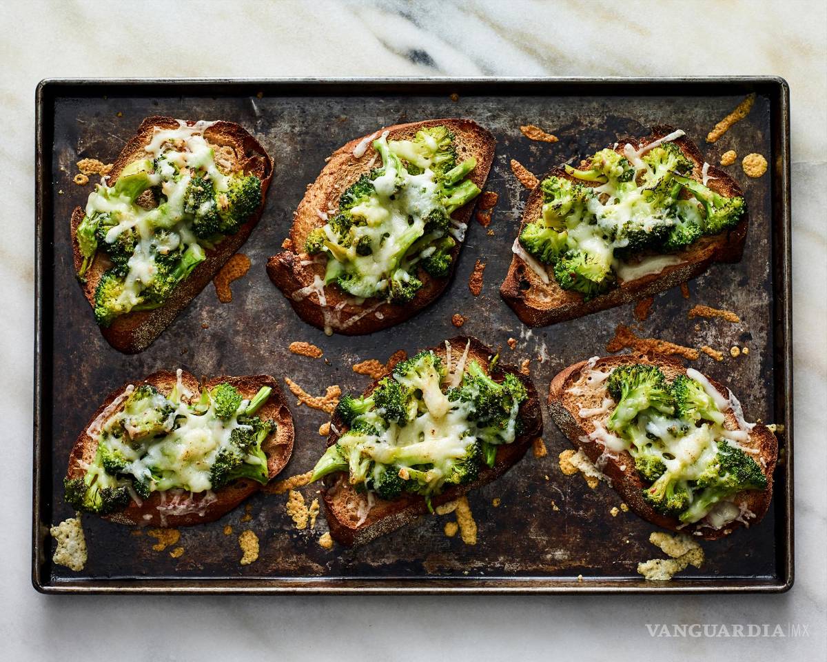 $!Se espolvorea queso provolone rallado encima y luego se asan las tostadas hasta que el queso se derrita y se dore.