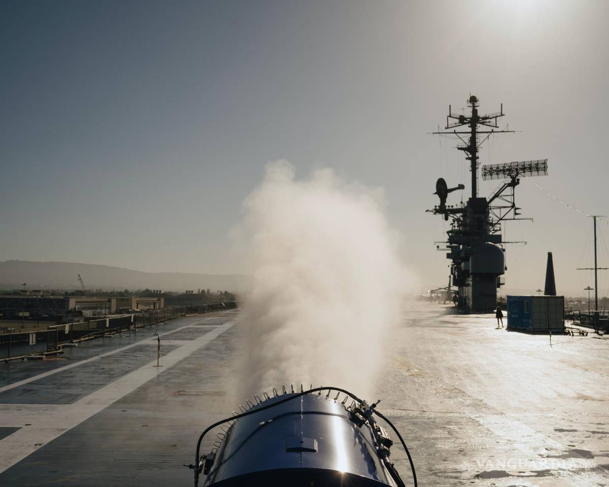 $!Una máquina rociadora diseñada para iluminar las nubes en la cubierta de vuelo del Hornet, un portaaviones fuera de servicio que ahora es un museo en California.