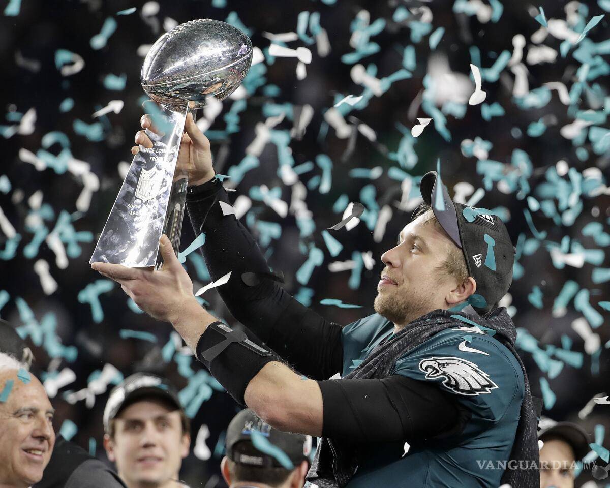 $!El caso más reciente del suplente que la rompió en la NFL es el de Nick Foles, quien guió a Philadelphia para ganar el Super Bowl LII contra New England.