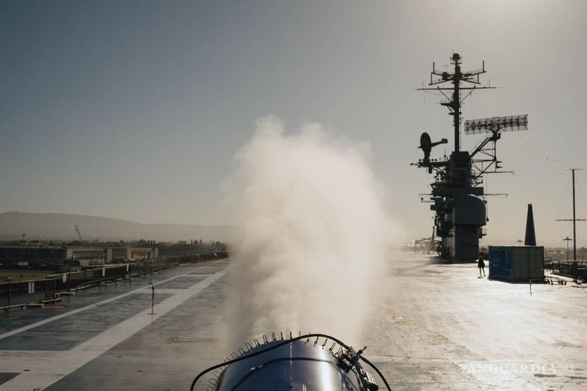 $!Una máquina rociadora diseñada para iluminar las nubes en la cubierta de vuelo del Hornet, un portaaviones fuera de servicio que ahora es un museo en California.