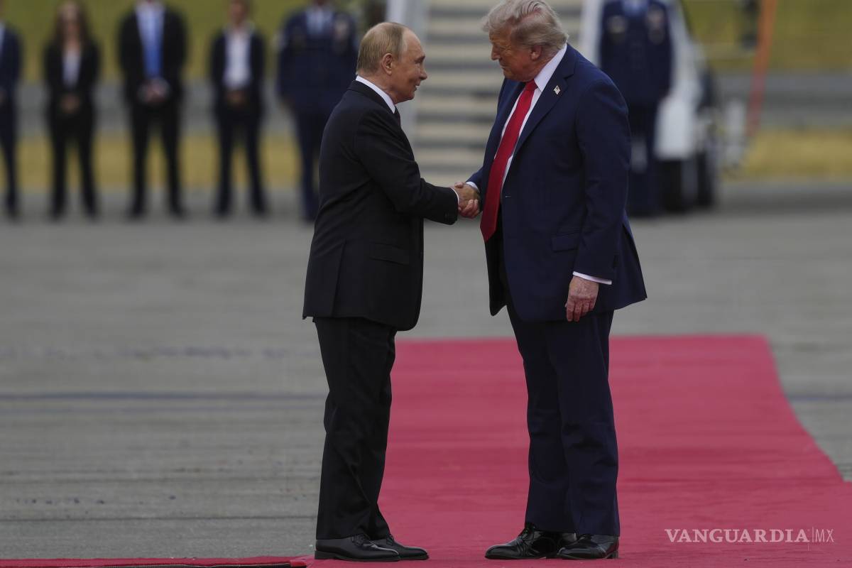 Decepciona a Ucrania recepción de Trump a Putin con alfombra roja en Alaska