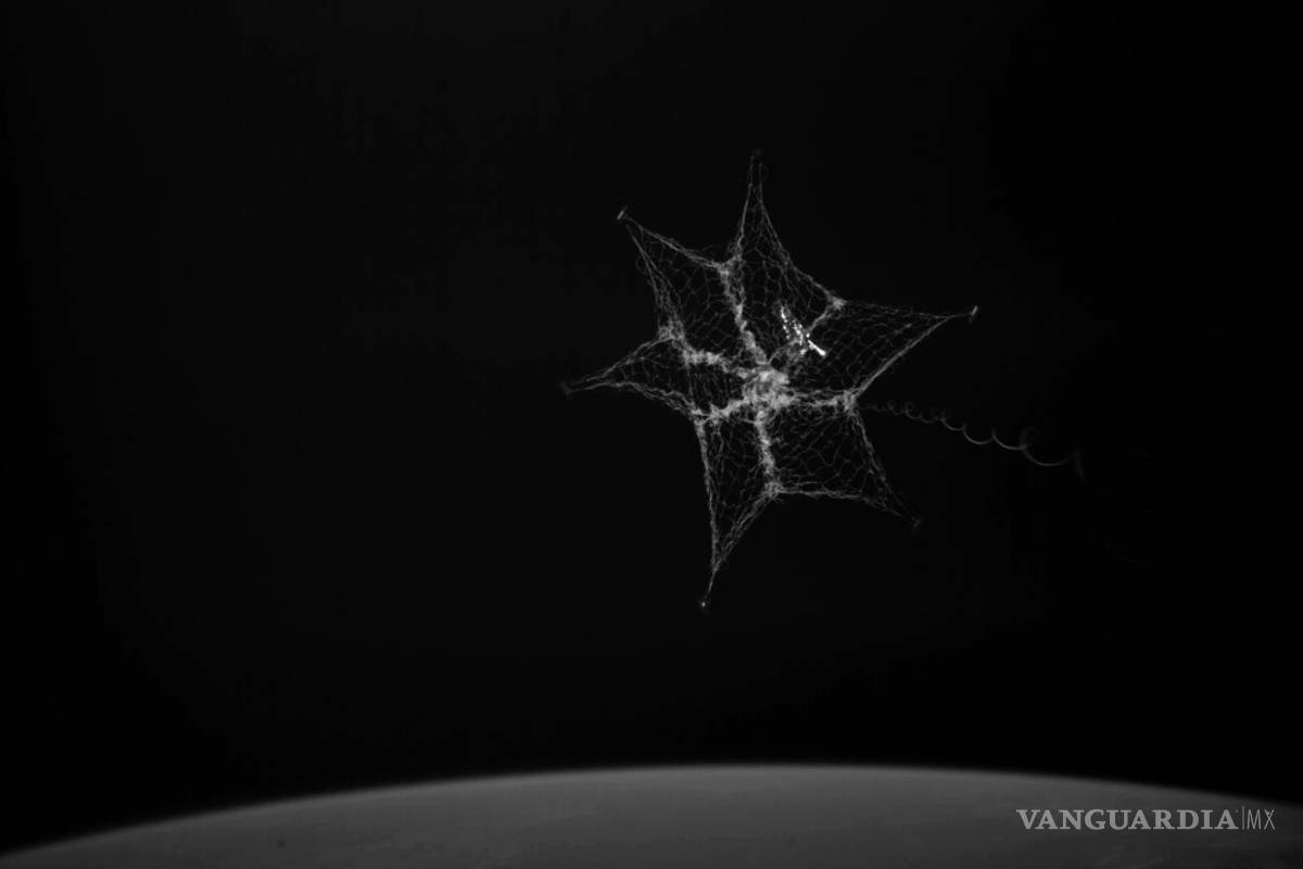 Arrojan una red que captura la basura en la órbita de la Tierra