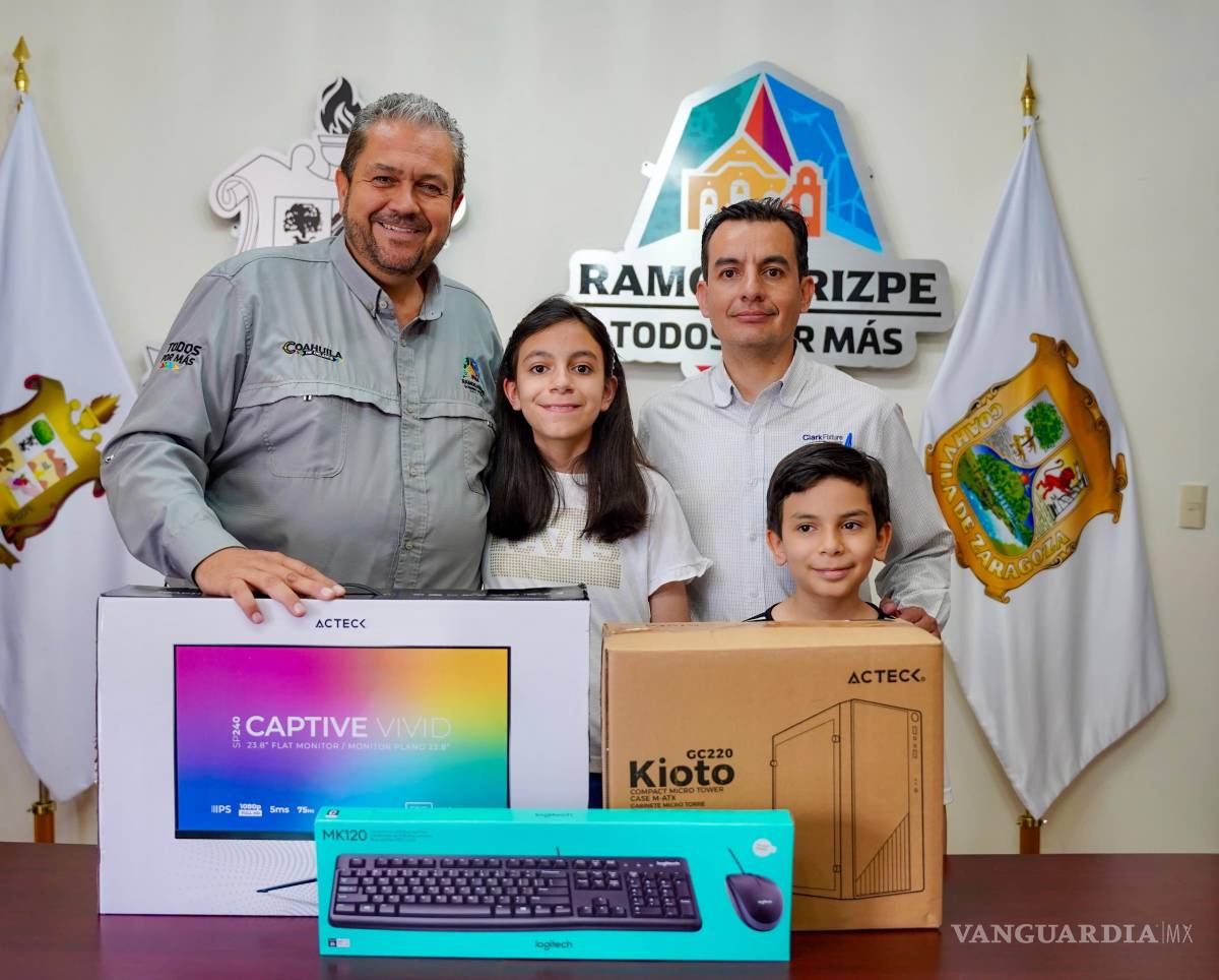 $!El alcalde Tomás Gutiérrez entrega reconocimiento y una computadora a Ivanna Ozuna por su destacada participación en la Olimpiada del Conocimiento Infantil 2025.