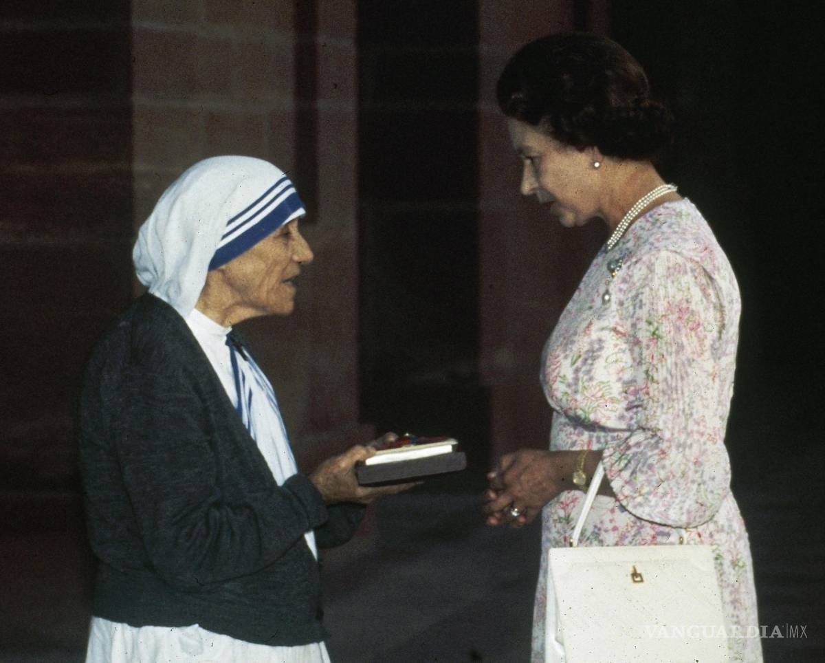 $!Imagen del 24 de noviembre de 1983, la Madre Teresa de Calcuta (i), recibe la Insignia de la Orden Honoraria del Mérito de manos de la Reina Isabel II.