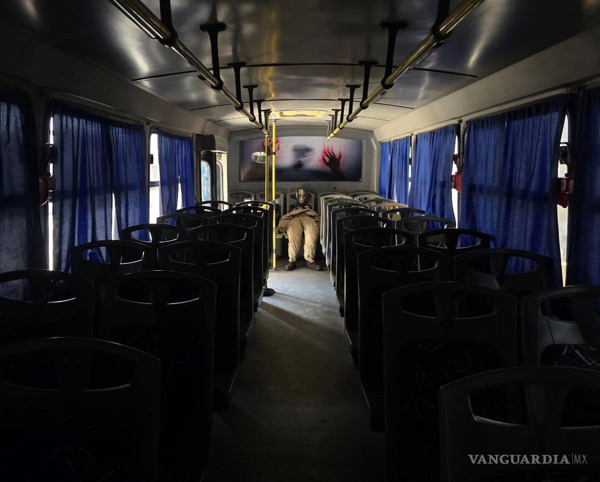 $!Los sonidos espeluznantes dentro del autobús provocan risas y gritos entre los pasajeros.