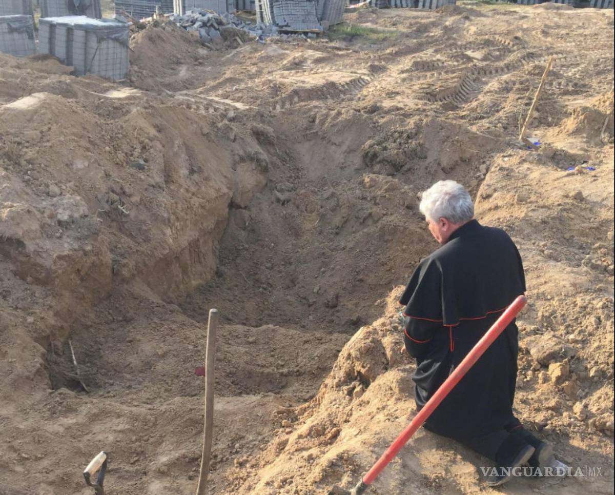 $!Enviado papal a Ucrania Konrad Krajewski, cardenal polaco y limosnero papal, en una visita Borodjanka en Ucrania.
